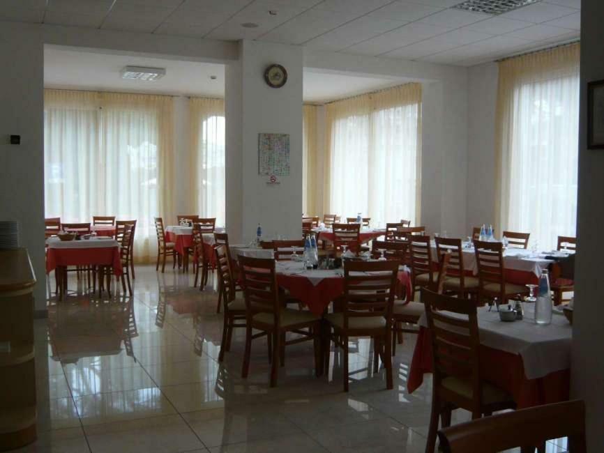 Hotel Calipso Llido Degli Estensi Exteriör bild